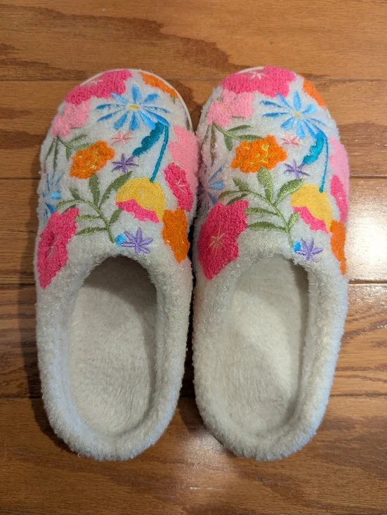 Living Royal Floral Bloom Slippers - M/L - Picture 3 of 9